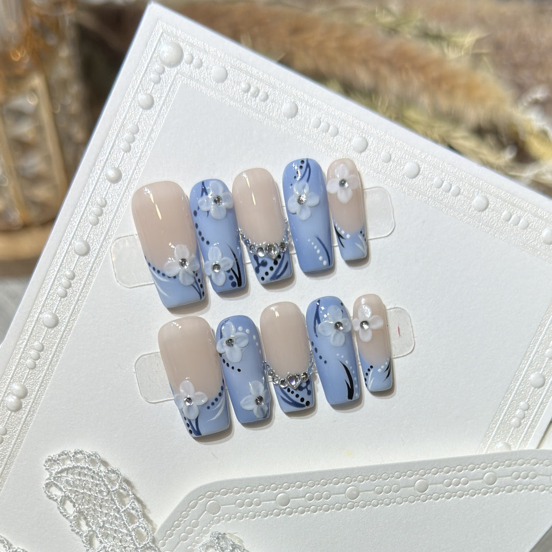 Dekoratives Press-On Nagelkunst-Set mit floralen und edelsteinartigen Details Karnz
