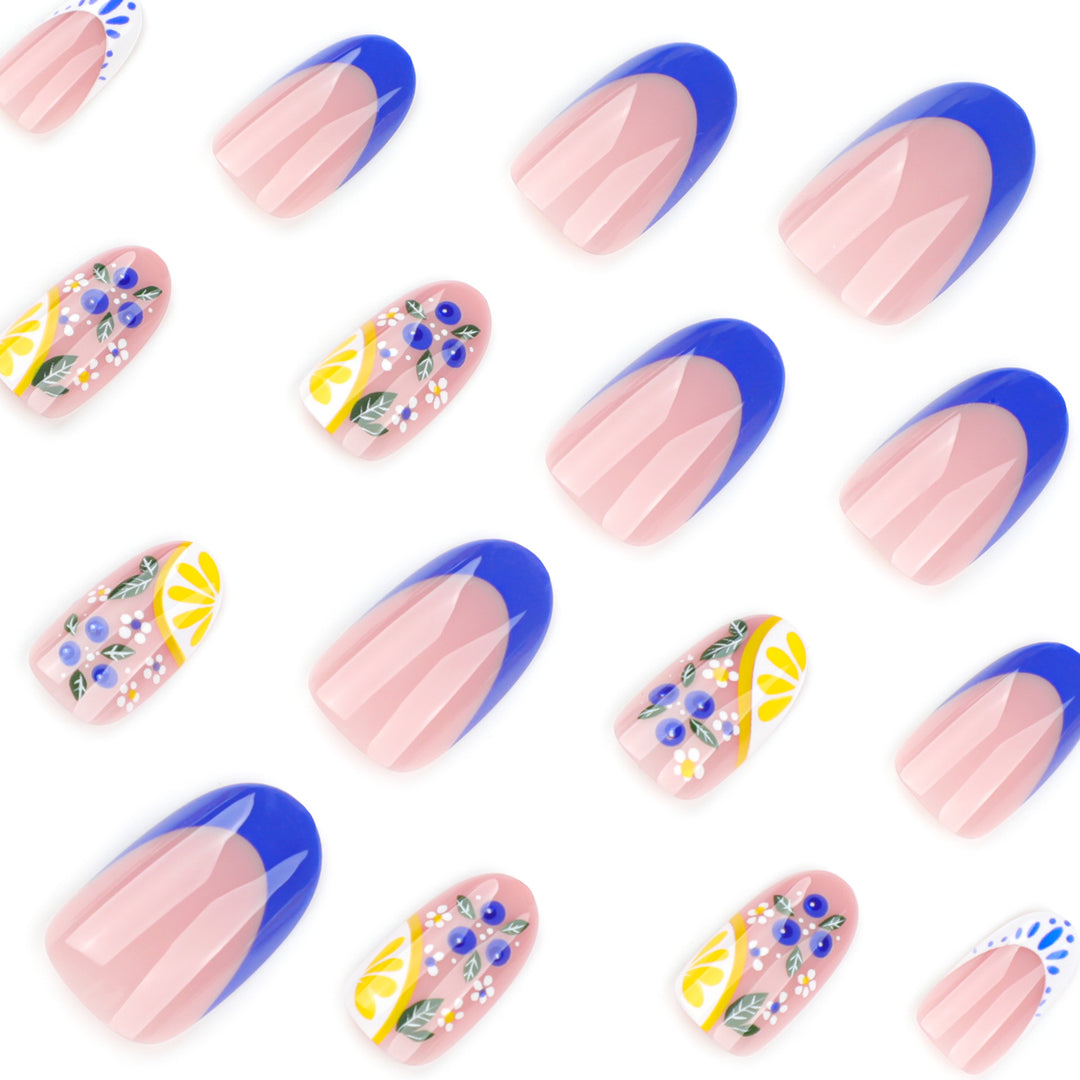 Kreative Nagelkunst mit floralem Design Karnz