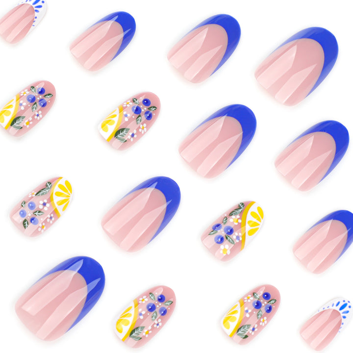 Kreative Nagelkunst mit floralem Design Karnz
