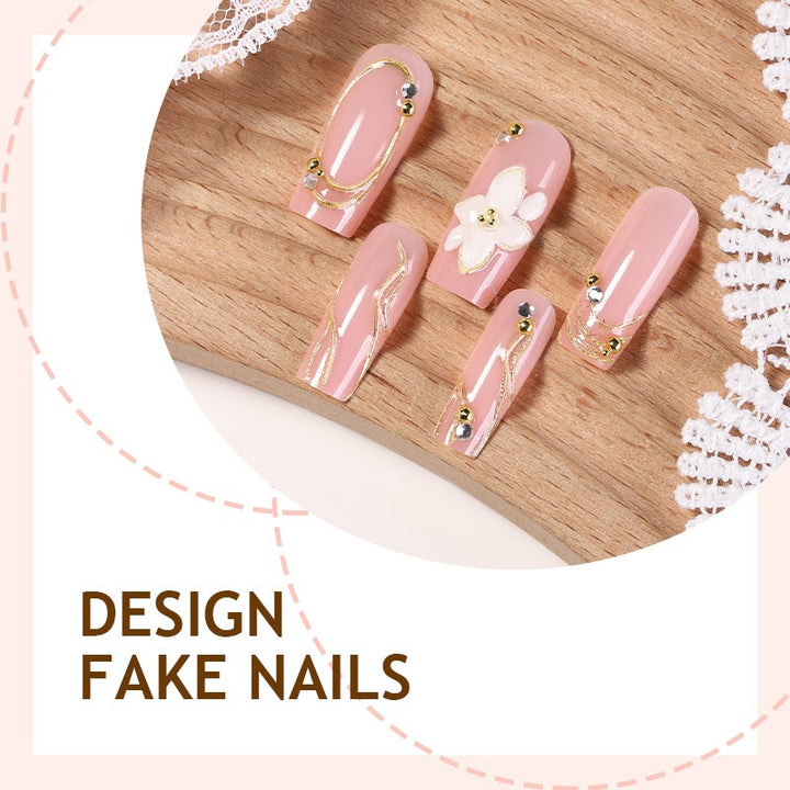 Elegantes Kunstnagelset mit dekorativen Blüten- und Goldverzierungen Karnz