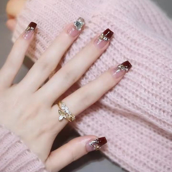 Kunstnägel mit Glitzerverzierungen und eleganten Akzenten Karnz