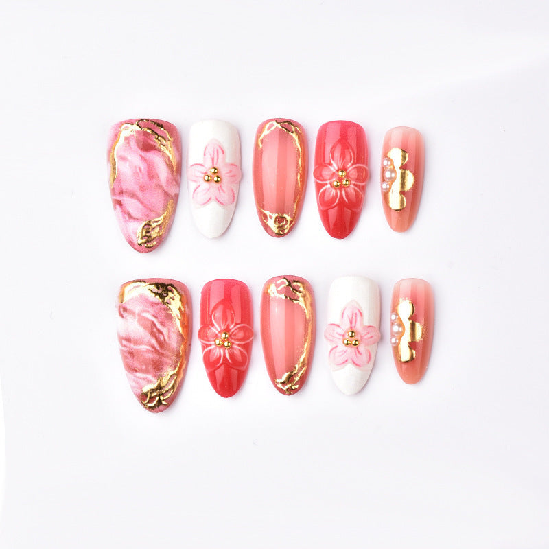 Kunstvolle Nagelspitzen mit floralem Touch Karnz