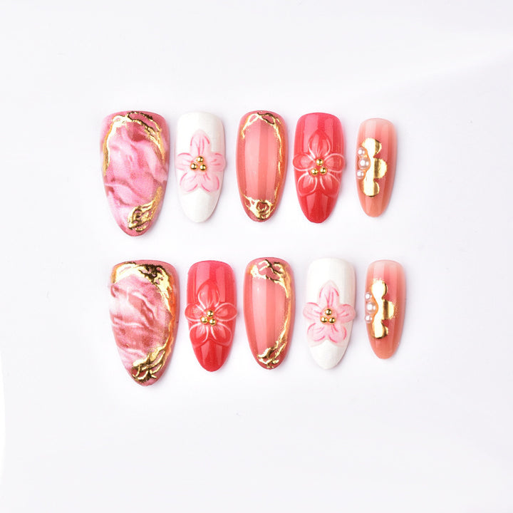 Kunstvolle Nagelspitzen mit floralem Touch Karnz