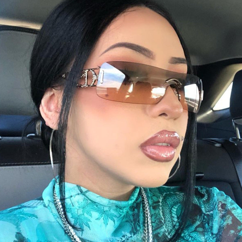 Damen futuristische Sonnenbrille mit hochmodernen Metallakzenten Karnz