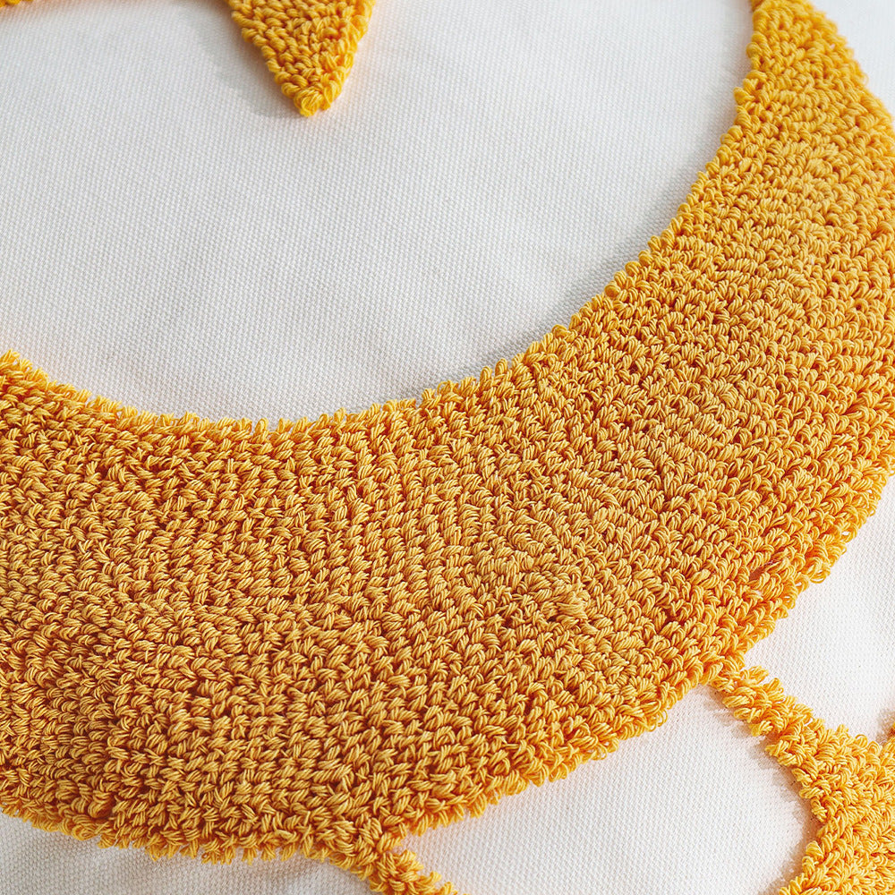 Quadratischer Kissenbezug mit reliefiertem Mond‑und‑Stern‑Tufting aus Chenille Karnz