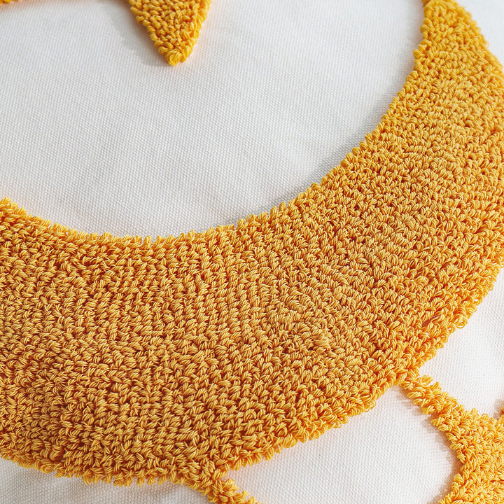 Quadratischer Kissenbezug mit reliefiertem Mond‑und‑Stern‑Tufting aus Chenille Karnz