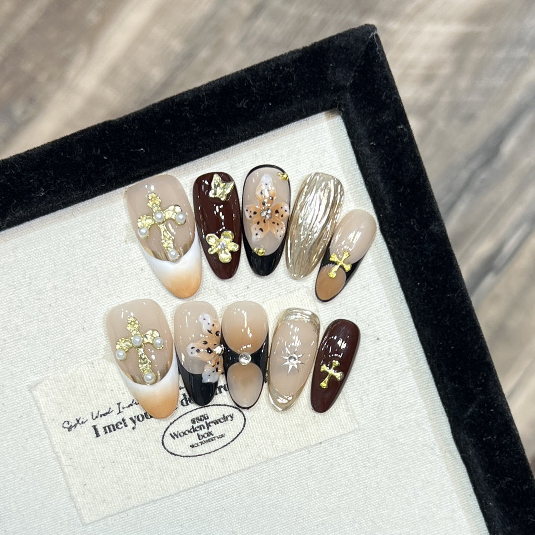 Dekorativer Press-On-Nagelset mit künstlerischen Elementen
