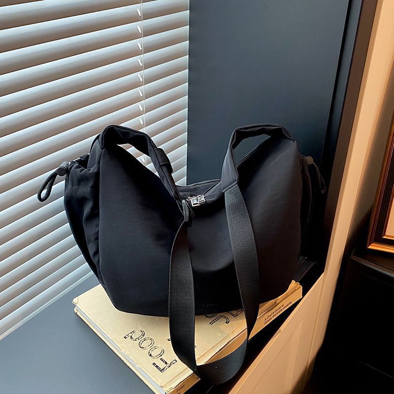 Entspannte Sling-Tasche Karnz