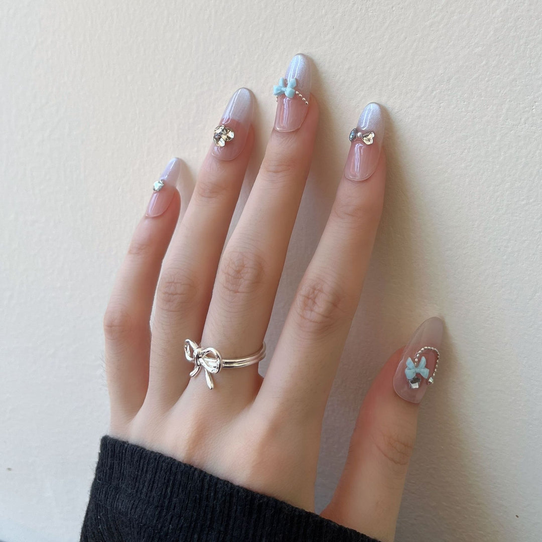 Dekorative Press-On Nagelkunst mit 3D Akzenten Karnz