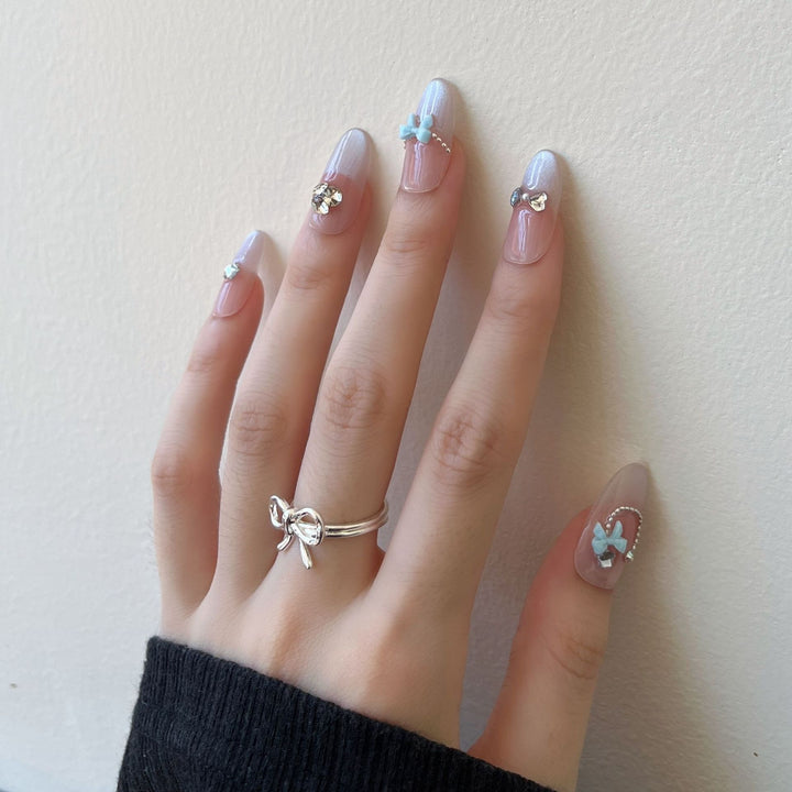 Dekorative Press-On Nagelkunst mit 3D Akzenten Karnz
