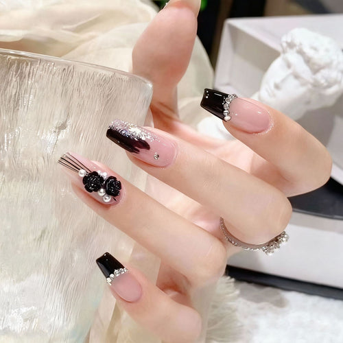 Kunstnagelset mit glamourösen 3D-Rosen-Details und eleganten Glitzerakzenten Karnz