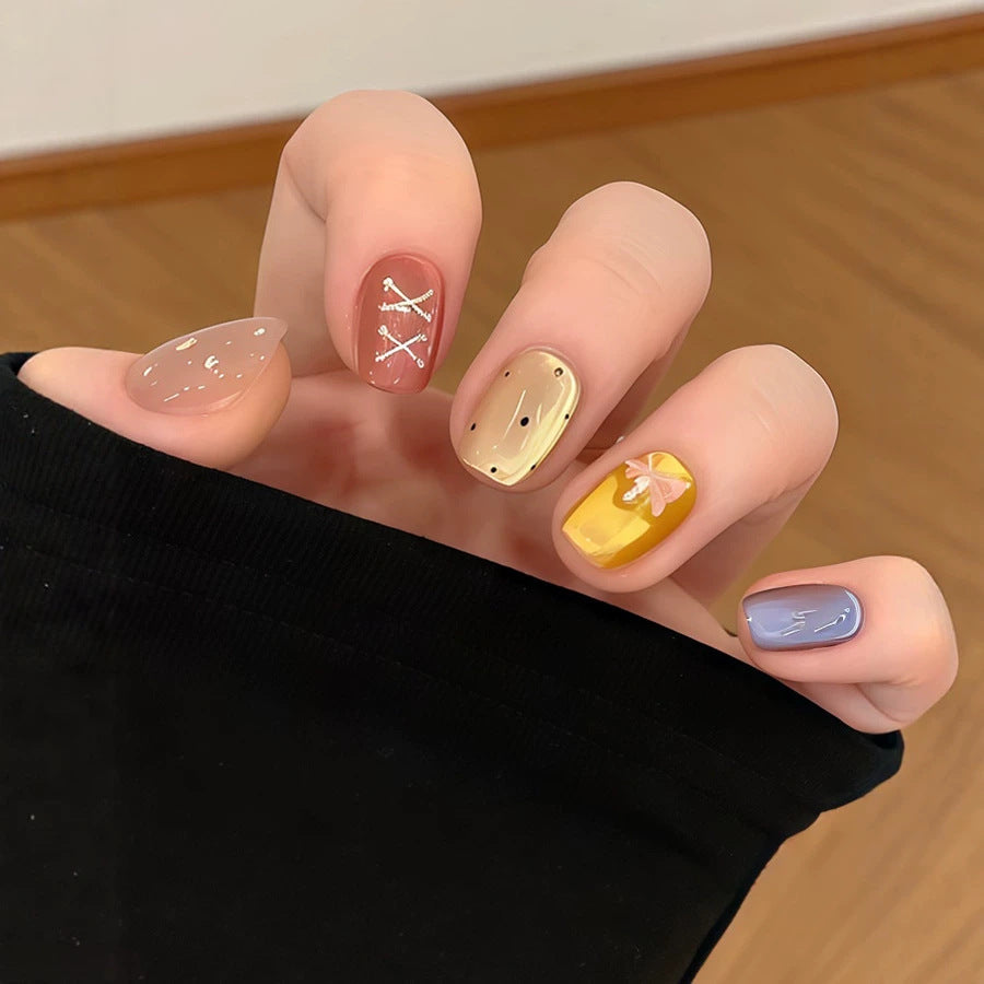 Künstlerisches Press-On-Nagelset mit einzigartigen Mustern Karnz
