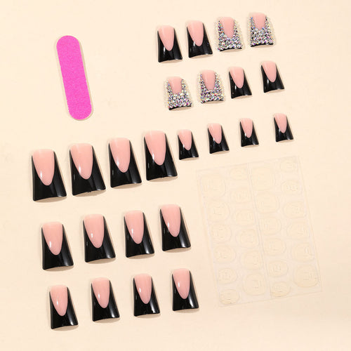 Glamouröse mit Schmucksteinakzenten verzierte Nagelverlängerungen Karnz
