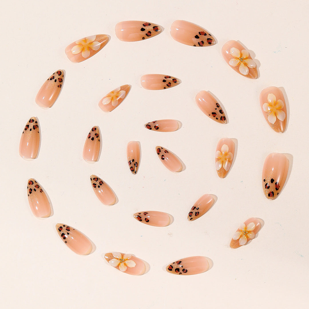 Dekorative Leopardenmuster Stiletto-Nagelerweiterungen Karnz