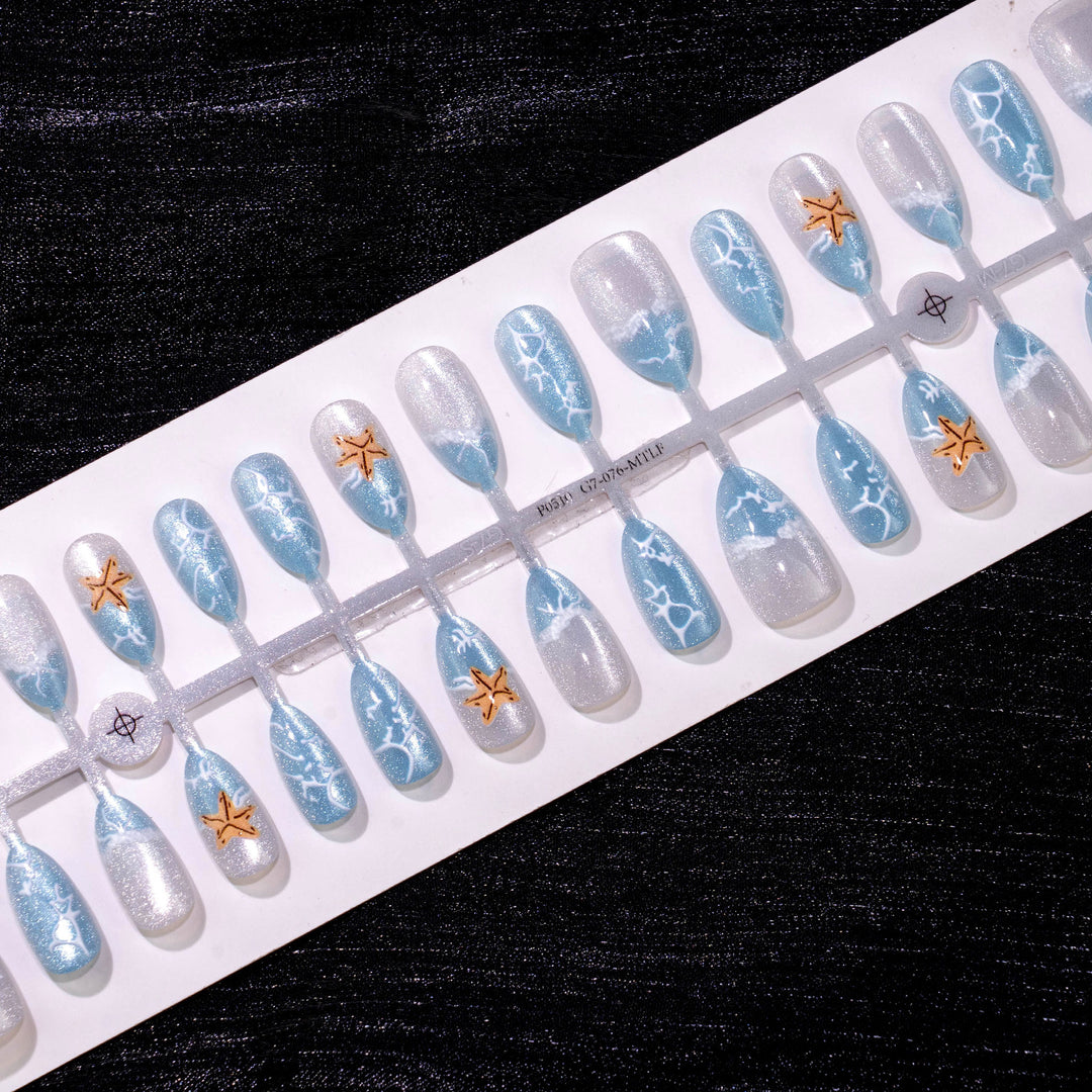 Küsteninspiriertes Press-On Nagelkunst