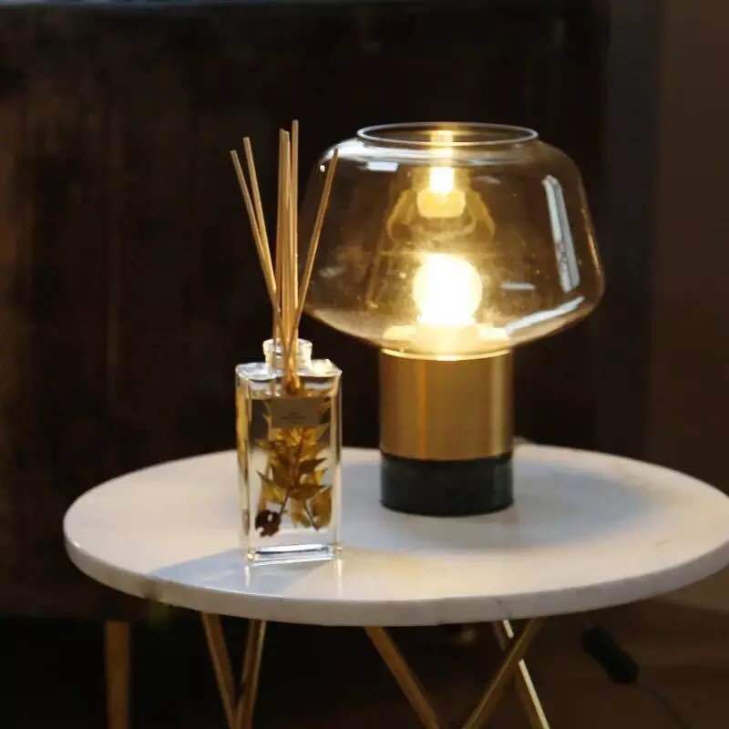 Künstlerische Tischlampe mit geometrischem Design