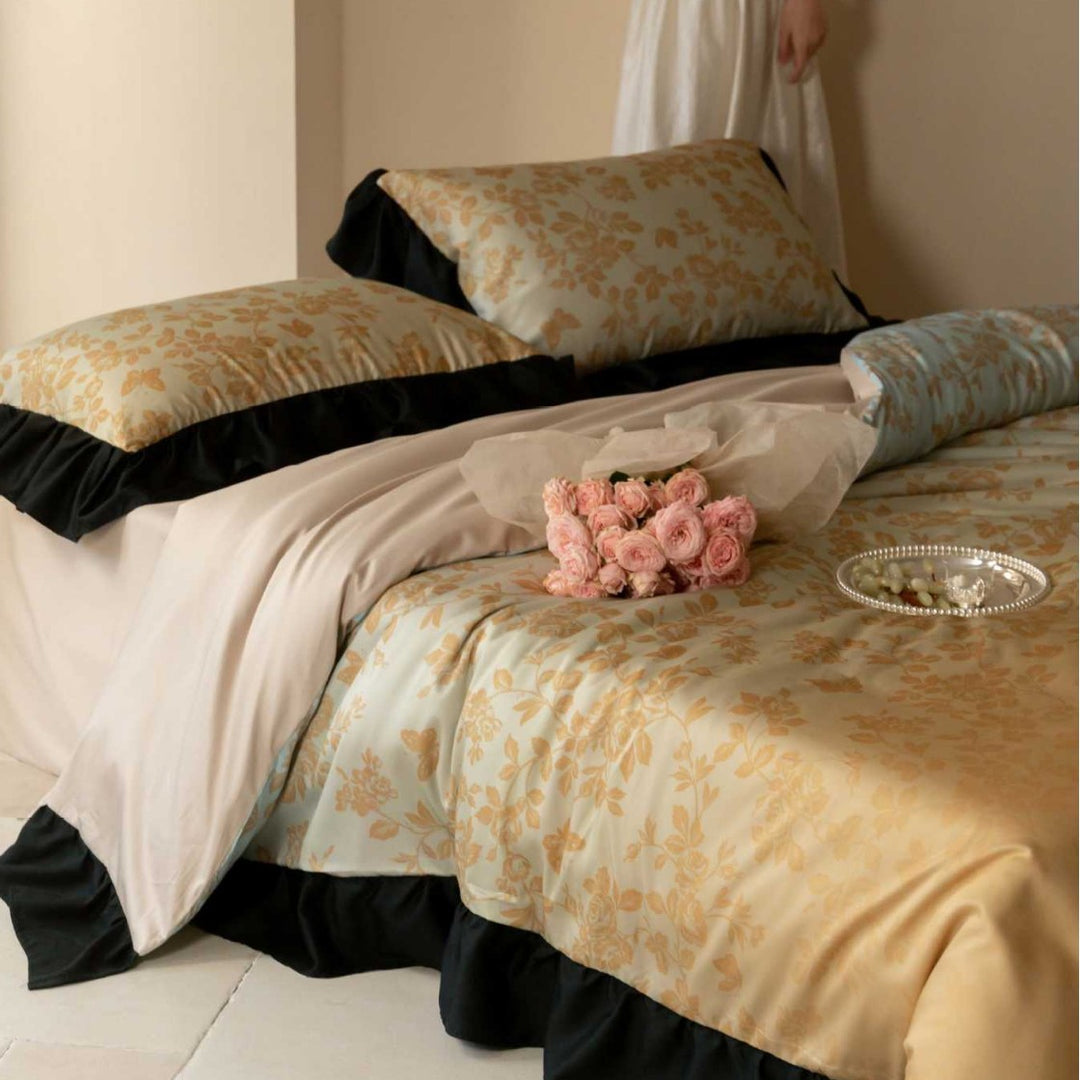 Satin-Bettwäschegarnitur mit floralem Mikrojacquard und kontrastiertem Saum
