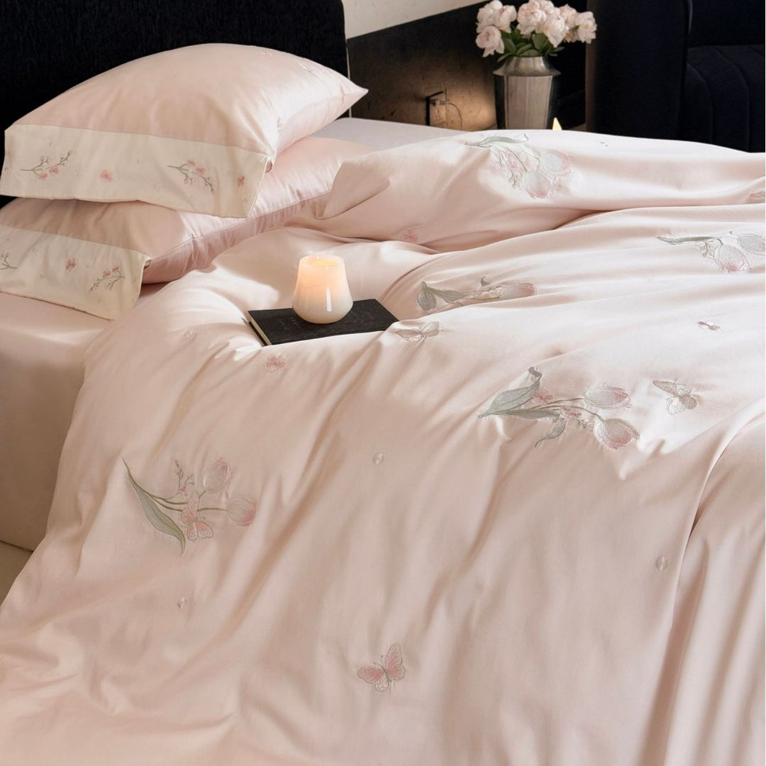 Luxuriöses Satin-Bettwäsche-Set mit feiner Blumenstickerei Karnz