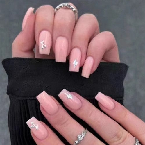 Kunstvolle Nagelset mit 3D-Blumen- und Schleifendetails Karnz