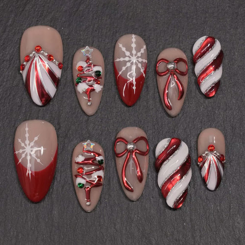 Kunstnagelset mit festlichen Weihnachtsmotiven und eleganten Verzierungen Karnz