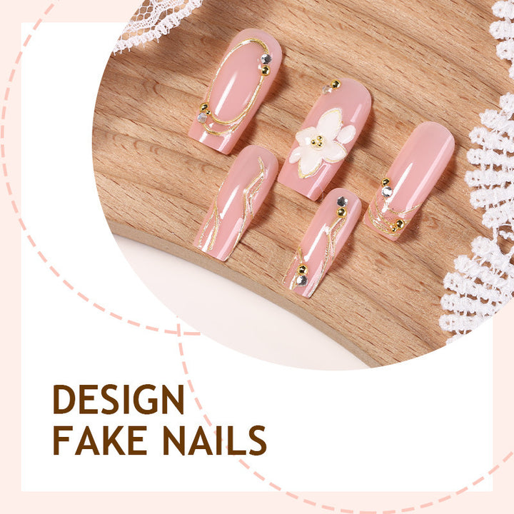 Kunstnagelset mit floralen Verzierungen und goldenen Akzenten Karnz