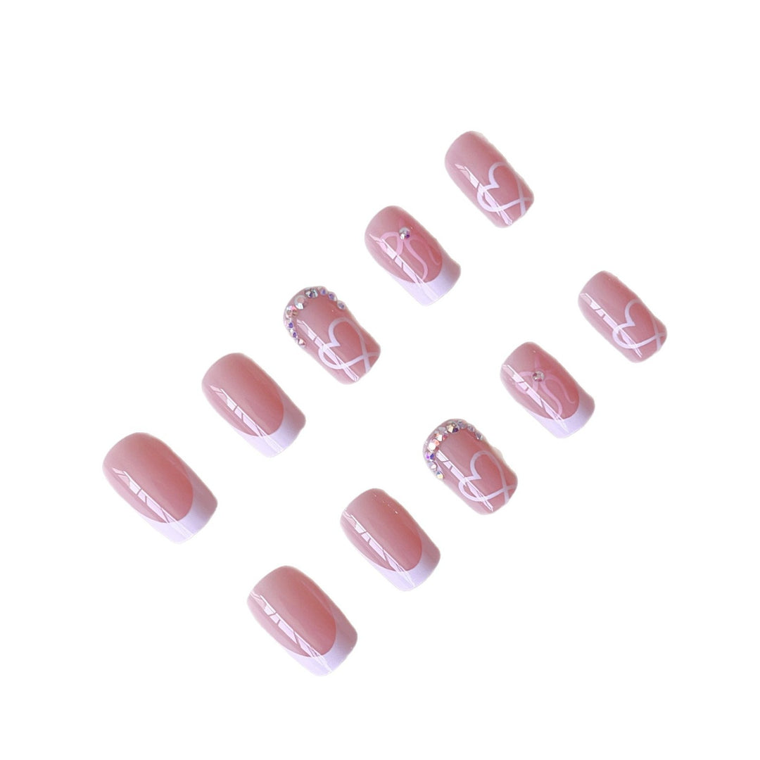 Elegantes Nagelkunst-Set mit Herzmotiven und Strassdetails Karnz