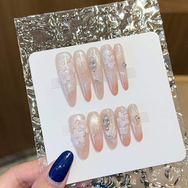 Künstliche Nägel mit Floralem Design und Glitzer Karnz