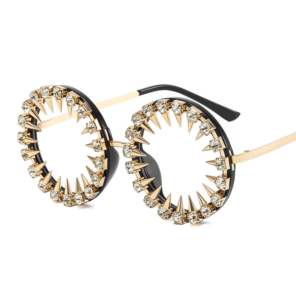 Damen kreative und auffällige Sonnenbrille mit Spikes und Strassdetails Karnz