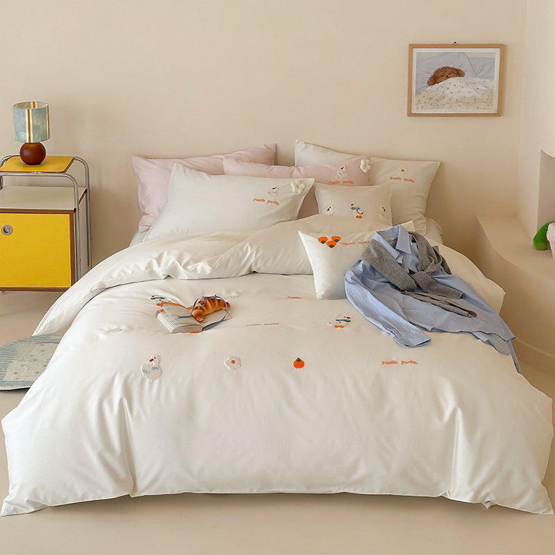 Umkehrbare bestickte Baumwollsatin Bettbezug Set mit verspielten Mini-Applikationsmotiven und Oxford Kissenbezügen