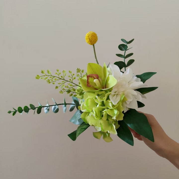 Lebensechter künstlicher Blumenstrauß