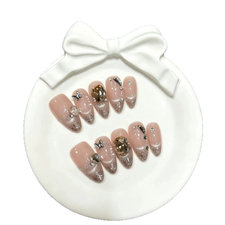 Glamorous Press-On Nail Set mit dekorativen Verzierungen