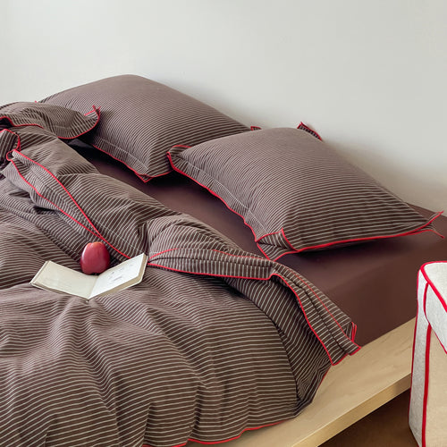 Premium-Bettbezug-Set aus Baumwoll-Satin mit feinen Nadelstreifen und kontrastierender Paspel