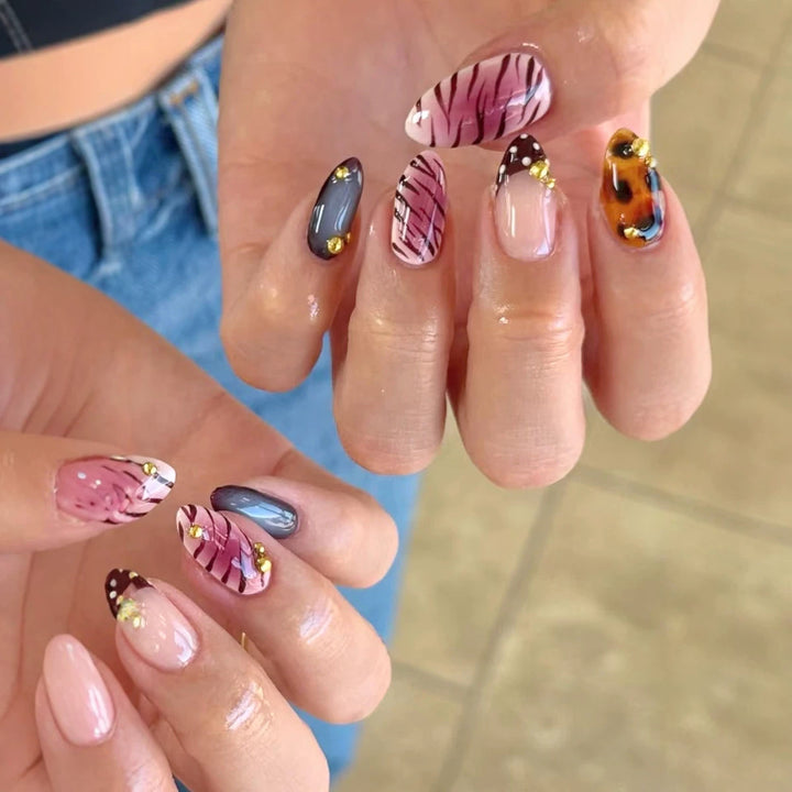Künstlerisches Press-On-Nagelset mit einzigartigen Mustern und Verzierungen Karnz