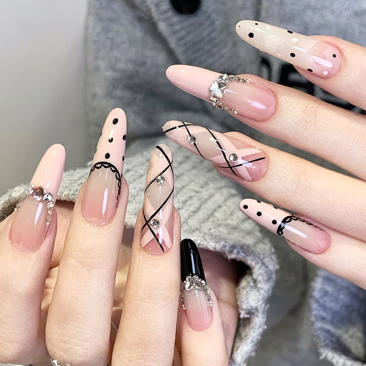 Künstlerisches Press-on-Nagelset mit eleganten Mustern und Edelsteinen Karnz