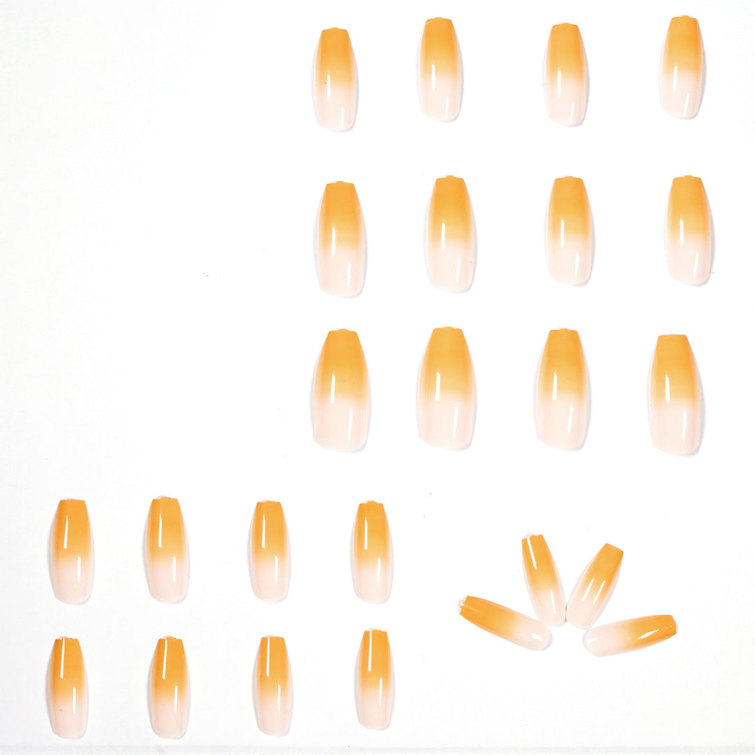 Künstliche Nagelverlängerungen im eleganten Ombre-Stil Karnz