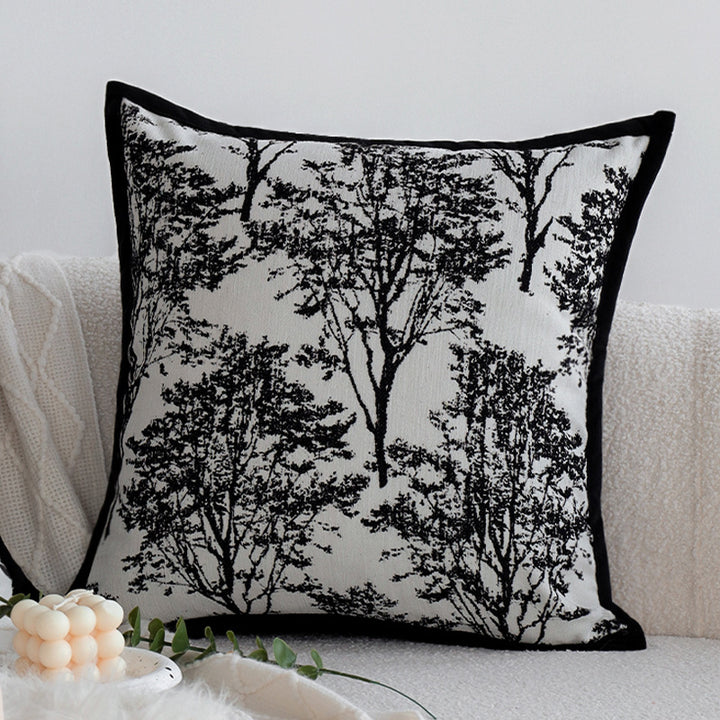 Dekoratives Wohnkissen mit feinem Jacquard-Baumdruck und Samtpaspel Karnz