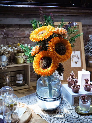 Trockenblumenstrauß mit Sonnenblume und Tannenzapfenakzenten