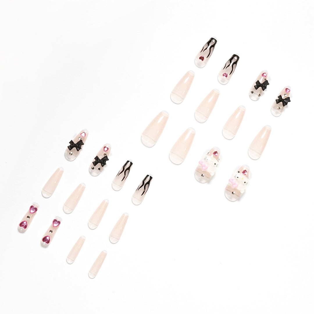 Kunstvolle Nagelverlängerungen mit Hello Kitty und floralen Akzenten Karnz