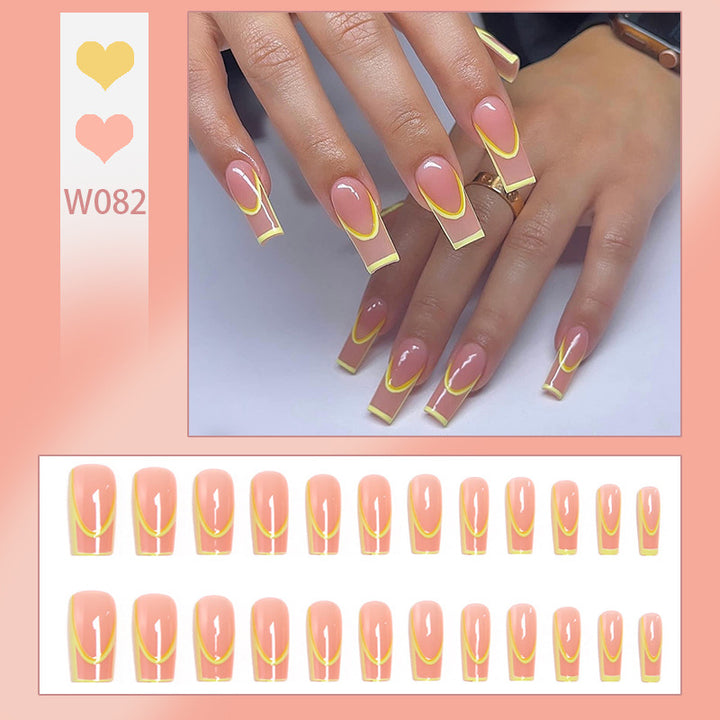 Kunstvolle Nagelspitzen mit geometrischem Design Karnz