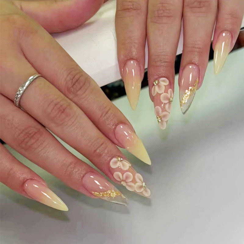 Kunstnagelset mit filigranen Blütenverzierungen und elegantem Glanz Karnz