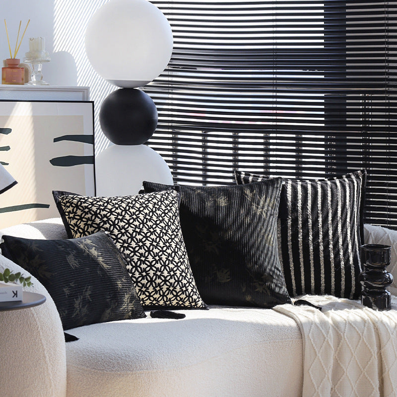 Quadratischer Samt-Kissenbezug mit reliefiertem Metallic‑Streifen und feiner Keder Karnz