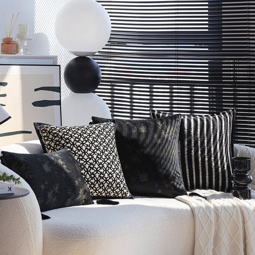 Quadratischer Samt-Kissenbezug mit reliefiertem Metallic‑Streifen und feiner Keder Karnz