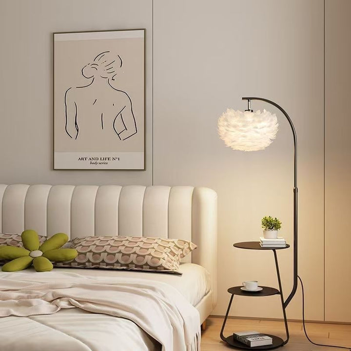 Künstlerische Stehlampe mit elegantem Federlampenschirm