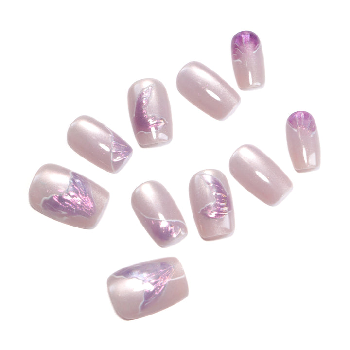 Kunstvoll gestaltete Nagelverlängerungen mit eleganten Blütenmotiven Karnz