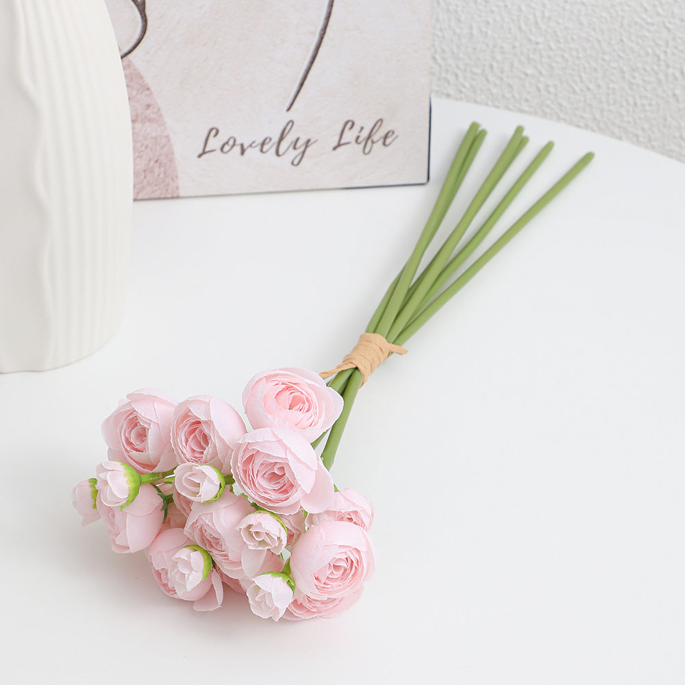 Dekorativer Kunststrauß mit eleganten Rosen Karnz