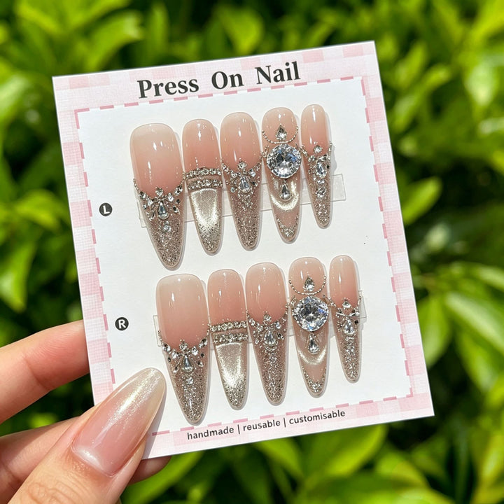 Glamourös Press-On Nagelkunst Set mit dekorativen Strasssteinen