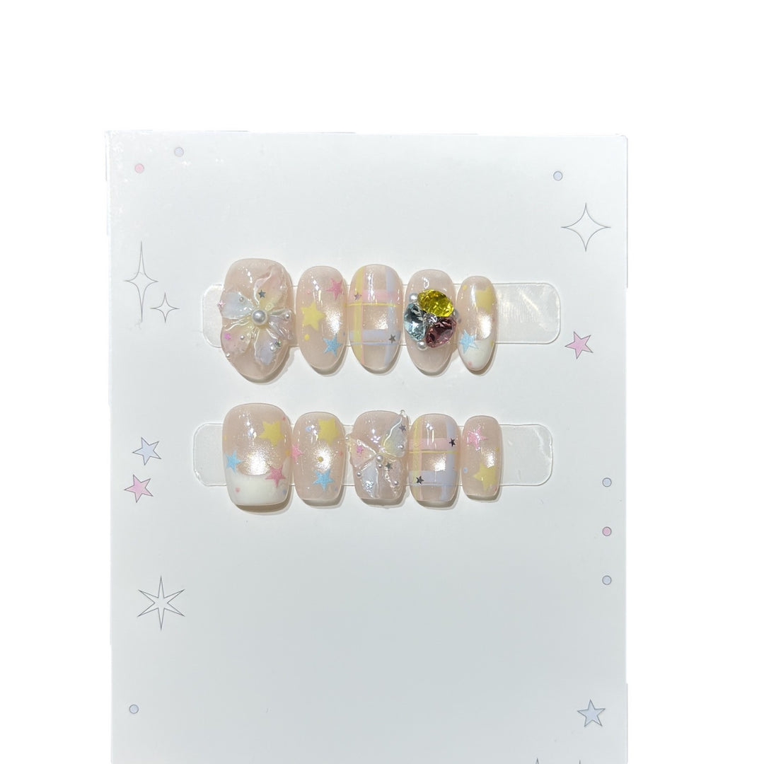 Dekoratives Press-On Nagelkunst Set mit Schmetterlings- und Sternelementen