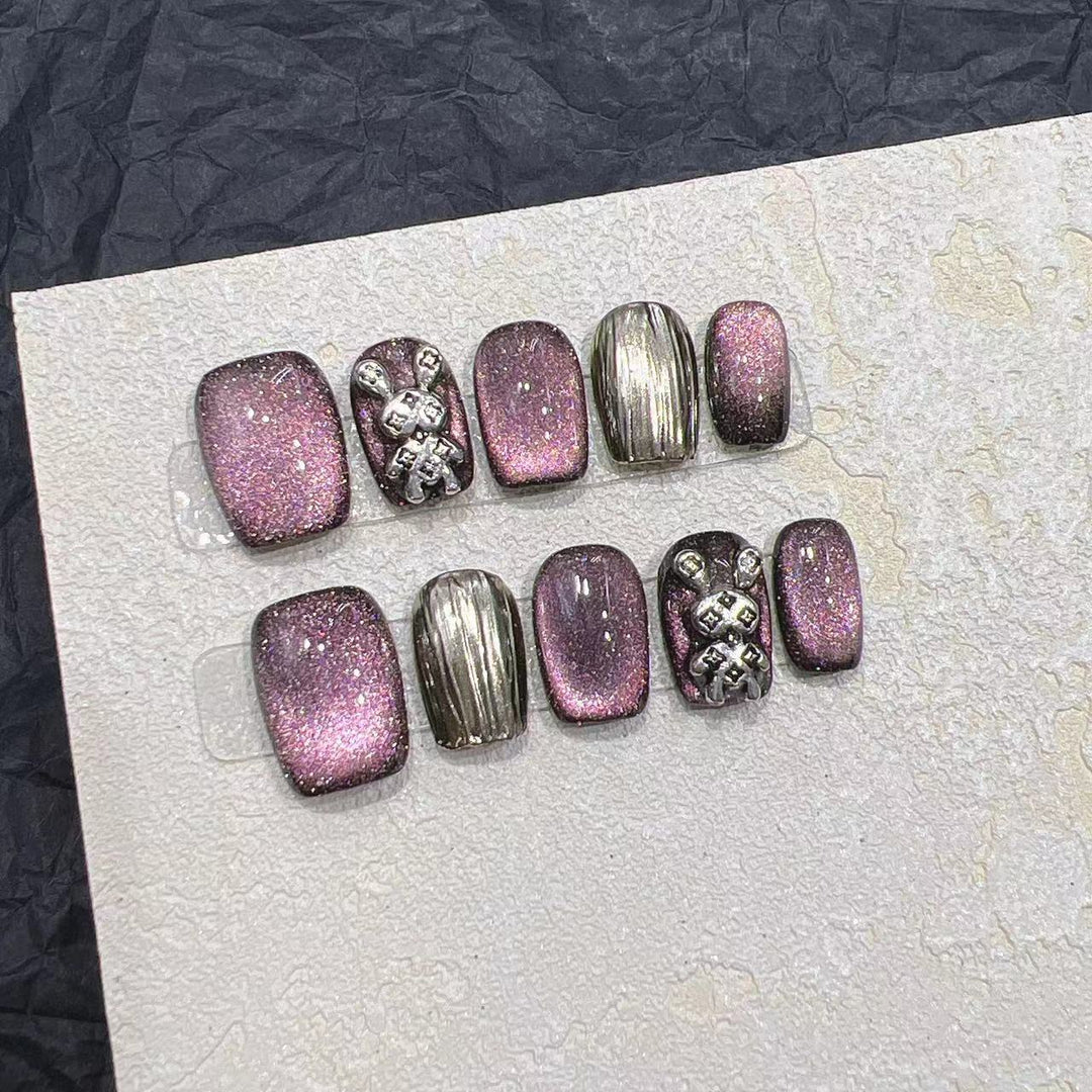 Glamouröses Press-On Nagelkunst Set mit eleganten metallischen Akzenten Karnz