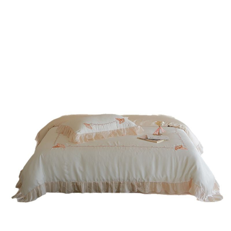 Luxuriöse Satin-Bettwäsche-Garnitur mit chiffongleichem Volant, gestickten Schmetterlingsmotiven und eleganter Handschrift-Applikation