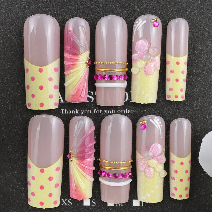 Kunstnagelset mit romantischen Blumen und verspielten Akzenten Karnz